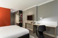 Ramada by Wyndham Amsterdam Airport Schipholにあるベッド