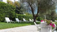A garden outside Agriturismo La Rondine