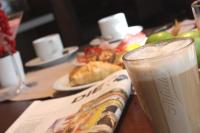 Una mesa con un vaso de cerveza y un plato de comida. en Dolce by Wyndham Bad Nauheim, en Bad Nauheim