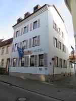 un edificio blanco con un hotel en una calle en Hotel Trutzpfaff, en Speyer