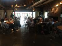 eine Gruppe von Menschen, die an Tischen in einem Restaurant sitzen in der Unterkunft Pueblo Chico Agroturismo Hotel in La Floresta