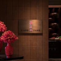 un cartel en una pared con un jarrón de flores en Grand Hyatt Changsha, en Changsha
