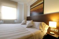 A bed or beds in a room at Pensión Grosen
