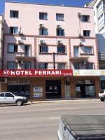 un edificio con un cartel de alquiler de hotel frente a una calle en Hotel Ferrari, en Rio do Sul