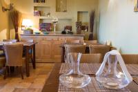 Reštaurácia alebo iné gastronomické zariadenie v ubytovaní Villa Rosa