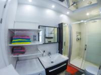 A bathroom at Camp Nou, Europa Fira - modern two-bedroom apartment with heating