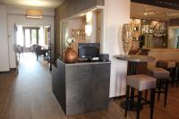 ベルガルド・シュル・ヴァルスリーヌにあるHotel-Restaurant Le Sorgiaのテーブルと椅子のあるレストランのバー