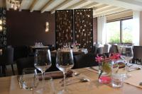 ベルガルド・シュル・ヴァルスリーヌにあるHotel-Restaurant Le Sorgiaのダイニングルーム(ワイングラス付)