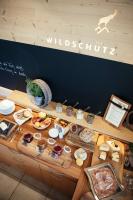 uma mesa com vários itens alimentares em cima dela em Hotel Wildschütz em San Leonardo in Passiria