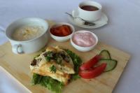 卡拉甘达祖穆拉特酒店的夹在切盘上的三明治,上面有蔬菜和咖啡