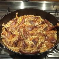 een pan gevuld met voedsel in een oven bij La Fréjade in Lisle-sur-Tarn