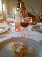 een bord eten op een tafel met een fles wijn bij La Fréjade in Lisle-sur-Tarn