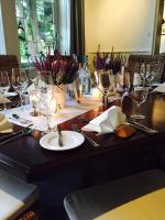 ヘルマンスブルクにあるLandhotel Gutshof im Oertzetal in Oldendorf, Südheideのワイングラスと皿