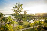 una vista aérea de un complejo con un río y palmeras en ROBINSON KHAO LAK, en Khao Lak