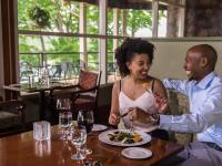 een man en een vrouw aan een tafel met een bord eten bij Deerhurst Resort in Huntsville