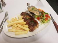 珀斯旗帜汽车旅馆的盘子,有肉和薯条