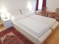 A bed or beds in a room at Hotel Haydn