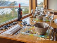 威廉斯港Errante Ecolodge的一张桌子,配有酒杯和一瓶葡萄酒