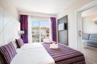 Postel nebo postele na pokoji v ubytování Mar Hotels Playa de Muro Suites