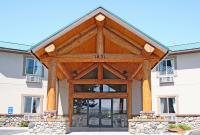 un gran pabellón de madera frente a un edificio en Cody Legacy Inn &amp; Suites, en Cody