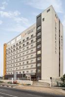 un edificio de hotel con un cartel en el costado en Intercity Pátio Pinda Hotel &amp; Resort, en Pindamonhangaba