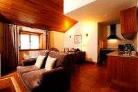 a living room with a couch and a kitchen at Parador Casa Da Insua in Penalva do Castelo