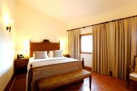 a hotel room with a bed and a window at Parador Casa Da Insua in Penalva do Castelo