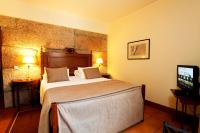 a hotel room with a bed and a television at Parador Casa Da Insua in Penalva do Castelo
