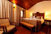 a hotel room with a bed and a chair at Parador Casa Da Insua in Penalva do Castelo