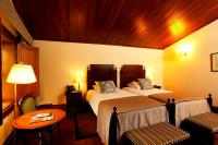 a hotel room with two beds and a table at Parador Casa Da Insua in Penalva do Castelo