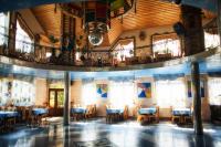 Recreation center "Valilo" في Novoselytsya: غرفة طعام مع طاولات وكراسي في مبنى