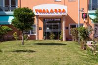 un letrero de traducción en la parte delantera de un edificio en Thalassa Apart Hotel, en Alexandroupoli