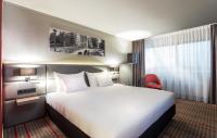 Ramada by Wyndham Amsterdam Airport Schipholにあるベッド