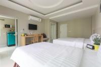 Postel nebo postele na pokoji v ubytování The Royal P Phuket - SHA Plus