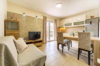 Televízia a/alebo spoločenská miestnosť v ubytovaní Apartments Sea Vodice
