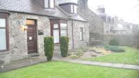 una casa de piedra con un jardín delante en Beeches Guest House, en Dyce