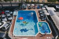 Bazén v ubytovaní Hotel La Bussola alebo v jeho blízkosti