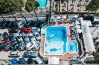 Bazén v ubytovaní Hotel La Bussola alebo v jeho blízkosti