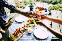 un grupo de personas sentadas a una mesa con comida en Hotel Terrassenhof, en Bad Wiessee