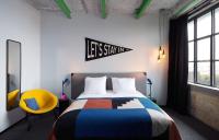Un dormitorio con una cama y un cartel en la pared. en The Social Hub Maastricht, en Maastricht