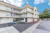 un gran edificio blanco con aparcamiento en Motel 6-Watsonville, CA - Monterey Area, en Watsonville