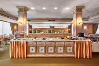 A restaurant or other place to eat at Residence Columbia