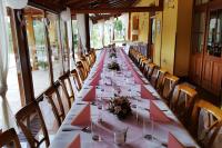 una mesa larga con copas de vino y flores. en ROMANTIK HOTEL ELEONORA, en Tábor