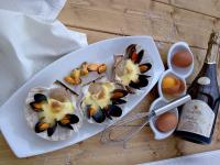 Le Continental في كانكال: طبق من المحار والبيض وزجاجة نبيذ