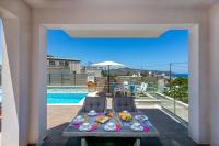Bazén v ubytovaní Superior Villa Marina Mare Sauna Hammam alebo v jeho blízkosti