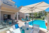 Bazén v ubytovaní Superior Villa Marina Mare Sauna Hammam alebo v jeho blízkosti