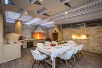 Kuchyňa alebo kuchynka v ubytovaní Superior Villa Marina Mare Sauna Hammam