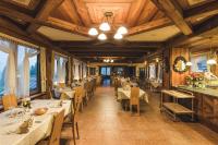 Reštaurácia alebo iné gastronomické zariadenie v ubytovaní Albergo Centrale