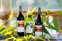 drie flessen wijn zittend op een tafel bij Evedon Lakeside Retreat in Burekup
