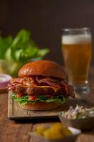 un sandwich sur une table avec un verre de bière dans l'établissement Hyatt House Hartford North/Windsor, à Windsor